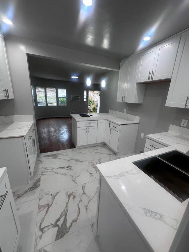 Photo - 1810 W Alameda Ave