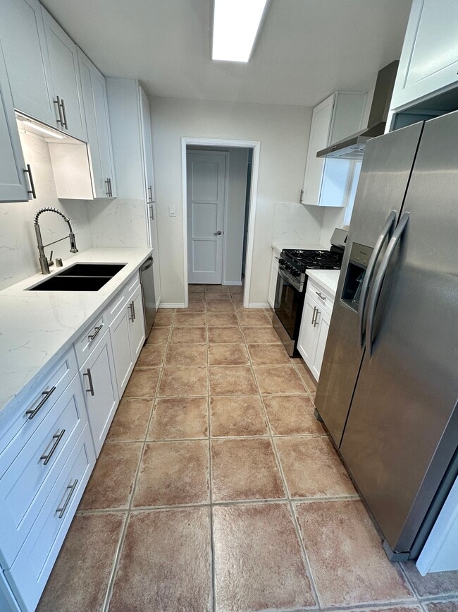 Kitchen - 1033 Pearl St Unit Front