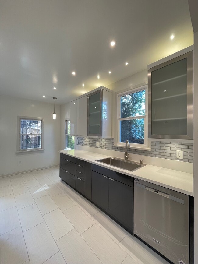 Building Photo - 1035 Meadowbrook Ave