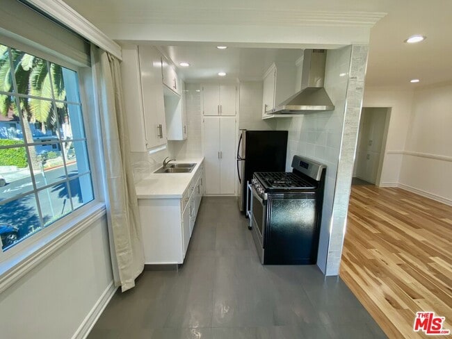 Photo - 1126 N Formosa Ave Unit 5