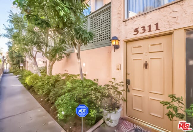 Building Photo - 5311 Coldwater Canyon Ave Unit C