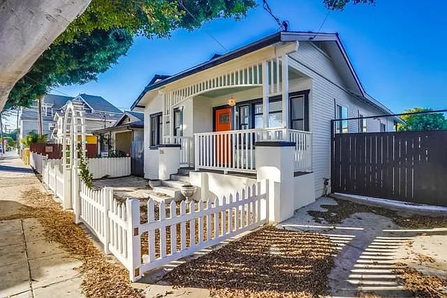 Photo - 356 W 15th St