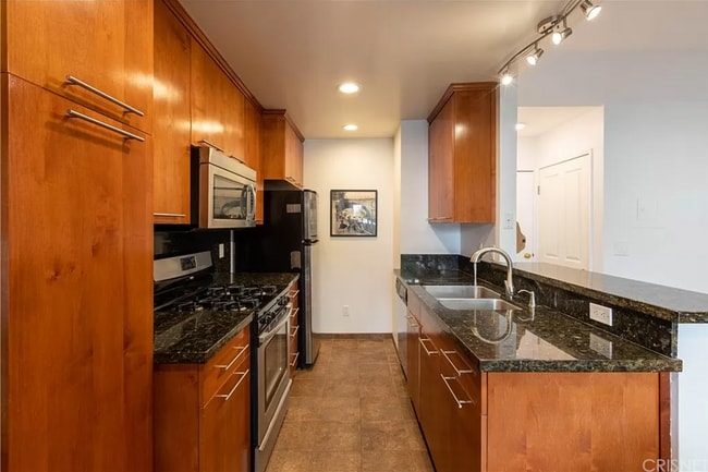 Kitchen - 1554 N Hobart Blvd Unit 2