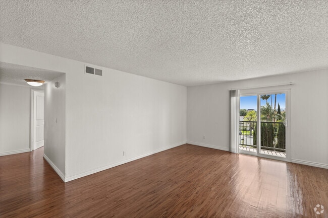 2BR, 2BA - 988SF - Living Room - Casa Granada