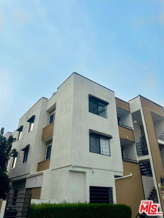 Building Photo - 900 E Lomita Ave