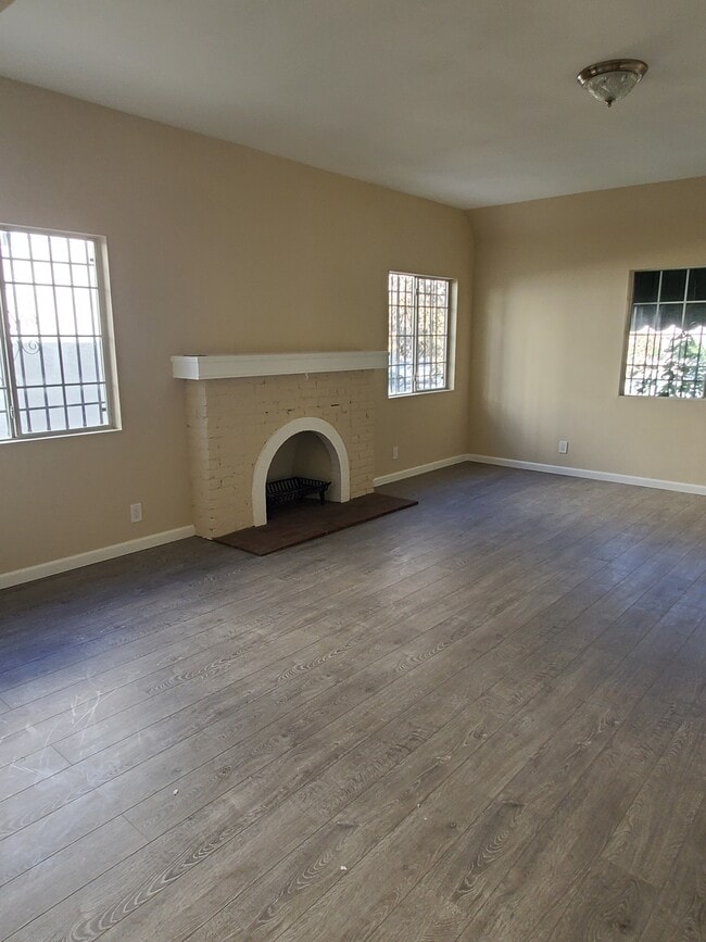 Photo - 947 S Sycamore Ave Unit 947