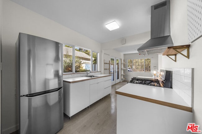 Photo - 953 N Hoover St