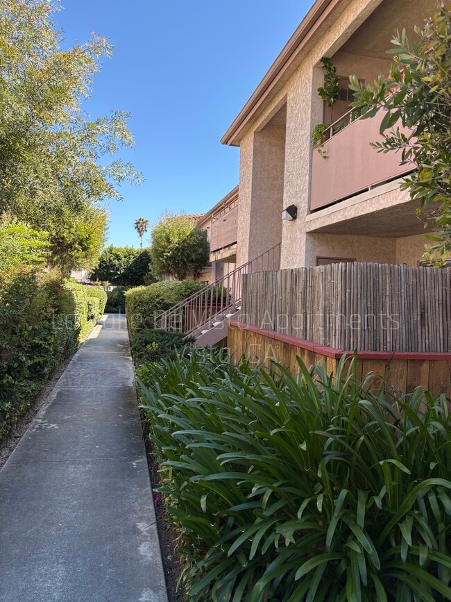 Building Photo - La Valle De Vista