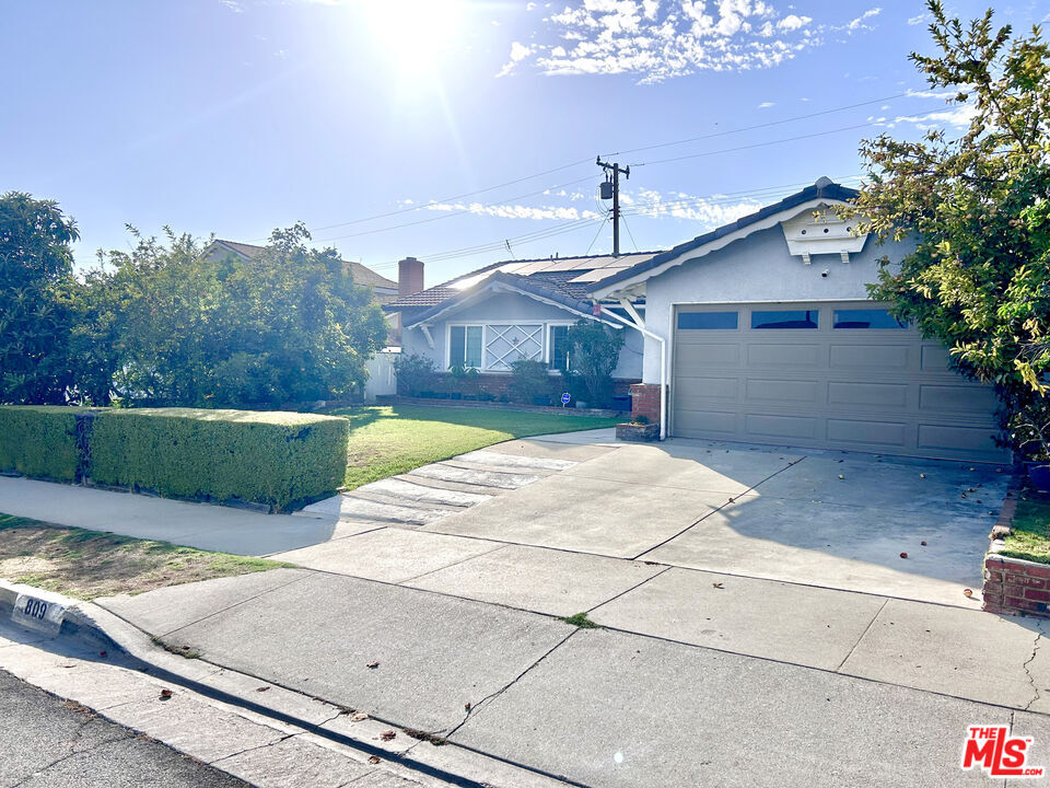 Photo - 809 Agajanian Way