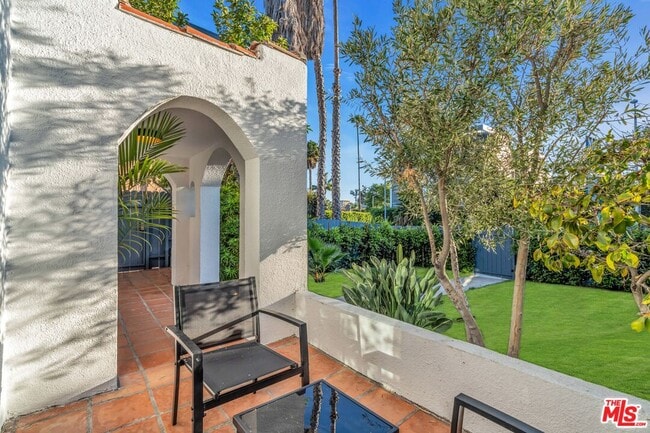 Photo - 1006 N Crescent Heights Blvd House