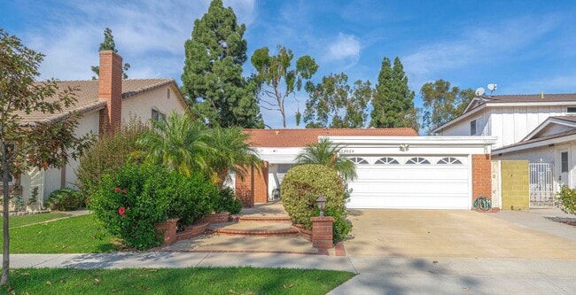 Building Photo - Elegant Parkside Residence Offering Refine...