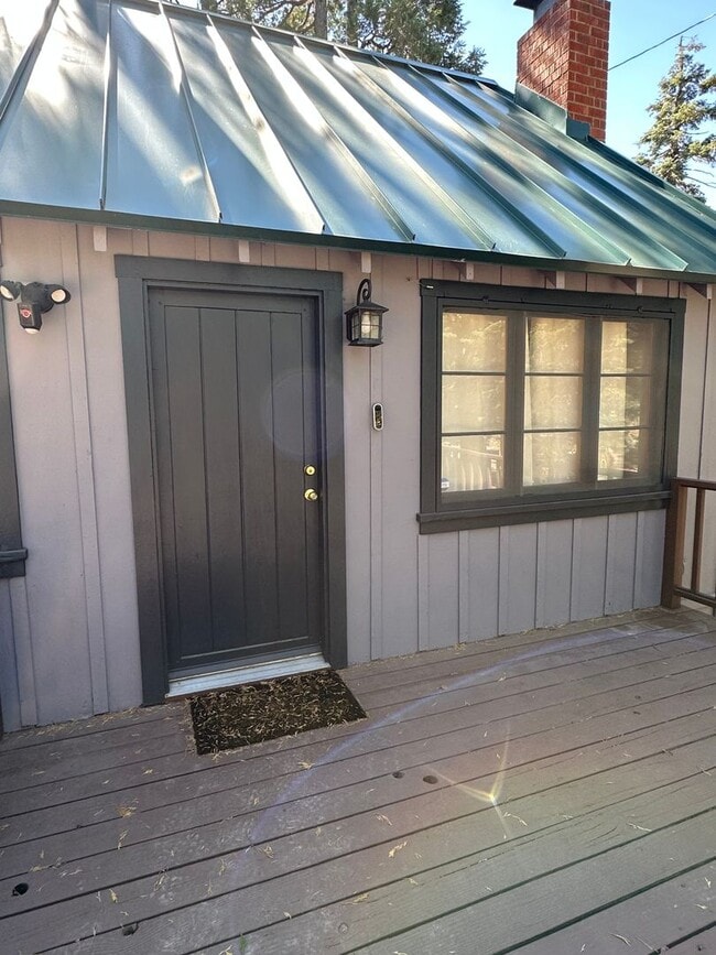 Building Photo - 3 Bedroom 1 Bath