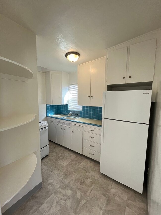Photo - AVAILABLE JUNE! LIGHT AND BRIGHT STUDIO ON MISSION BLVD W/ PARKING! MISSION BEACH - $1,895/mo! Unit 807 Jamaica Court