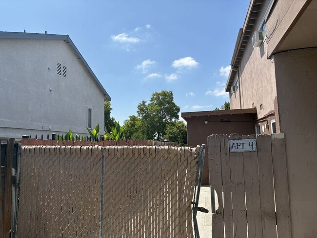 Photo - 1129 E La Deney Ct Unit 4