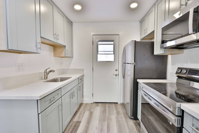 New renovated 2 Bedroom 1 Bathroom in Nort... - New renovated 2 Bedroom 1 Bathroom in Nort... Apartment Unit 4167 #1