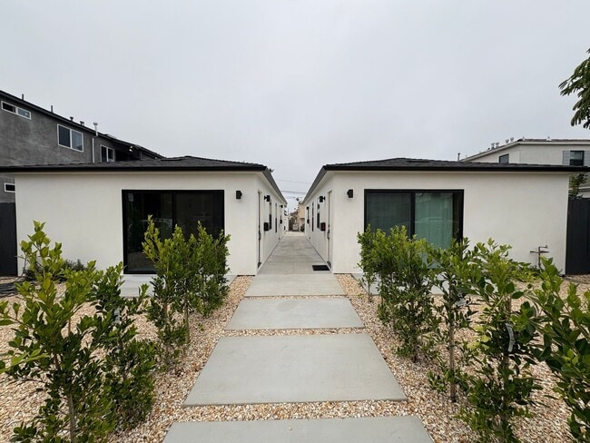 Building Photo - Newly Remodeled 2 Bed 1 Bath Unit 1059