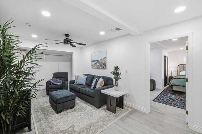 Photo - 1918 Marshallfield Ln Unit B