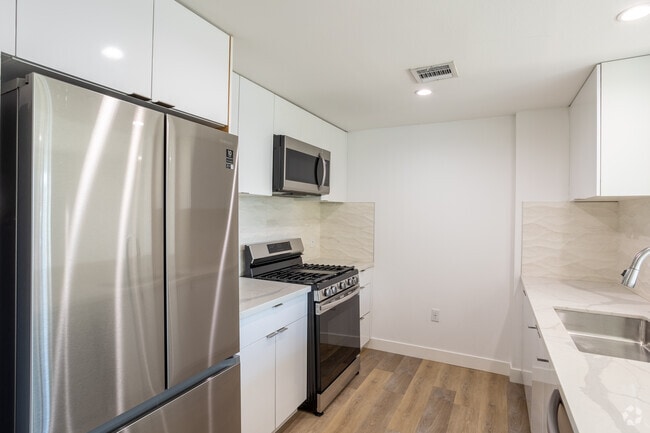 2BR, 2BA Kitchen - 4804 Oakwood