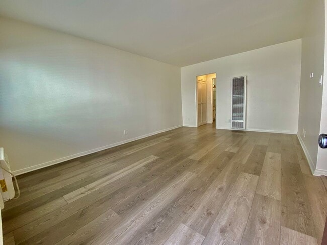 Photo - Beautifully Upgraded 1 Bedroom / 1 Bathroom Apartment Available Now! Unit 4