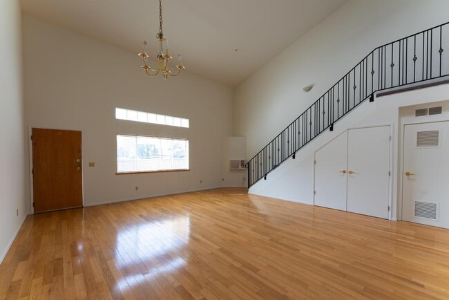 Building Photo - 11508 Moorpark St Unit D