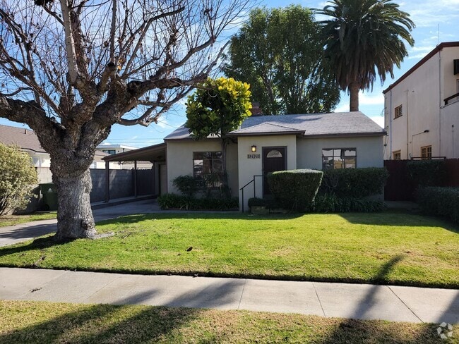 Building Photo - Charming Single Family Home with Spacious ...