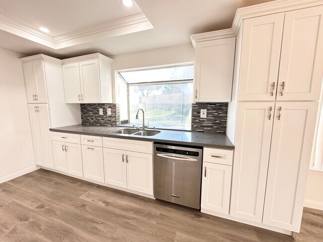 Photo - 45202 Pickford Ave