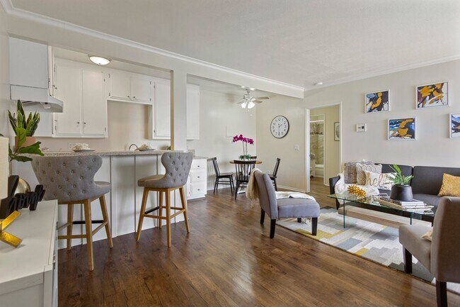 Photo - Holiday West Apartments