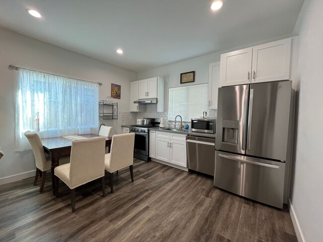 Furnished 1+1 w/dishwasher + in-unit laundry! - Furnished 1+1 w/dishwasher + in-unit laundry! House