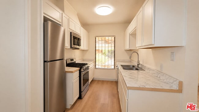 Photo - 633 Hayworth Ave Unit 3