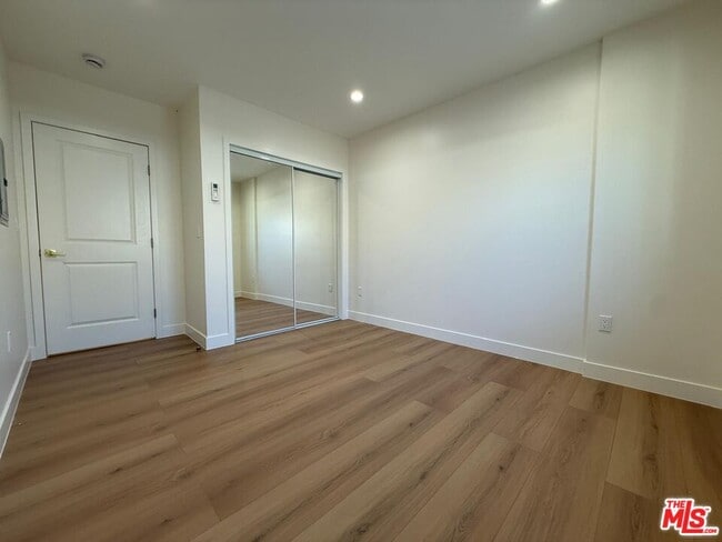 Photo - 19055 Gledhill St