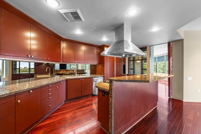 Photo - Gorgeous Park Laurel condominium Unit 702 - S0006