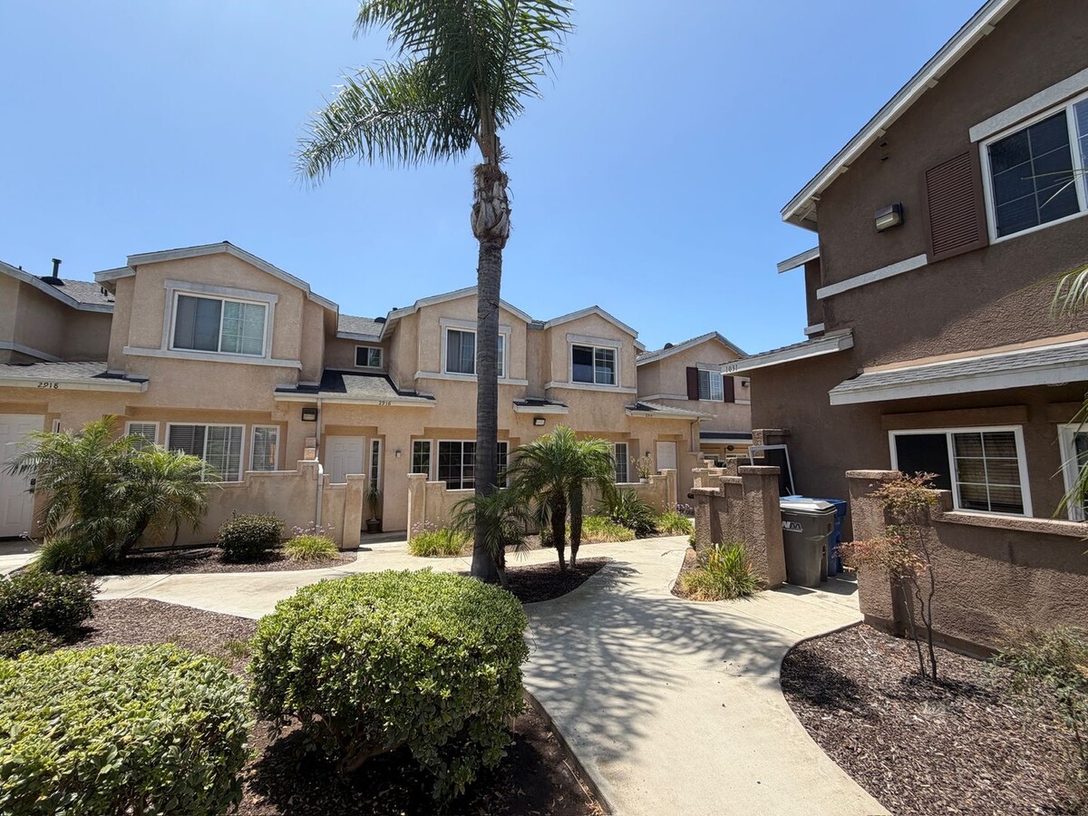Luxury 2 Bedroom Townhome! 2 car Garage! - Luxury 2 Bedroom Townhome! 2 car Garage!