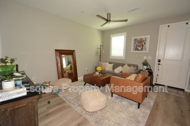 Photo - 643 Winchester Dr