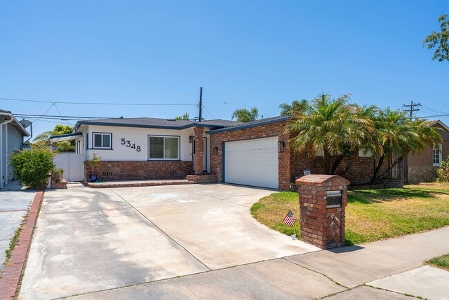 Beautiful Hawthorne Rental In Hollyglen! - Beautiful Hawthorne Rental In Hollyglen!
