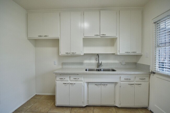 Photo - 6308 Vineland Ave Unit 05