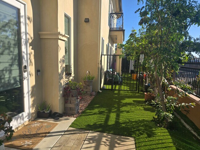 Photo - Fully Furnished 2 Bed, 2 Bath Townhome – 5...