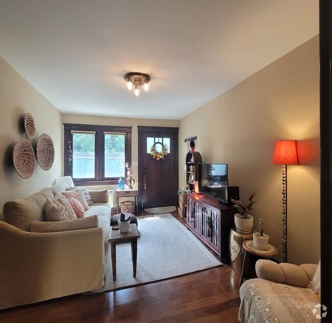 Building Photo - 375 S Shaffer St Unit C Rental