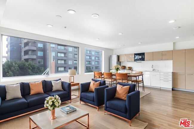 Building Photo - 901 Flower St Unit 408