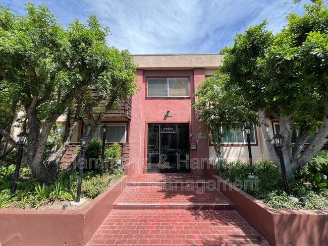Building Photo - 5400 Newcastle Ave Unit #43