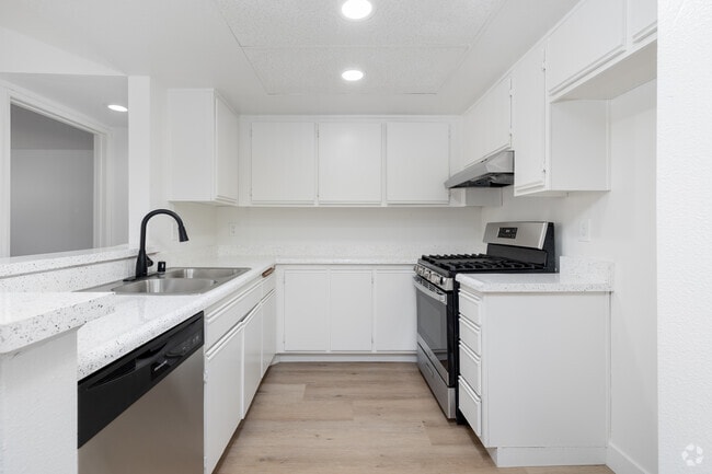 2BD, 2BA - 1,100SF - Kitchen - Collis Apartments