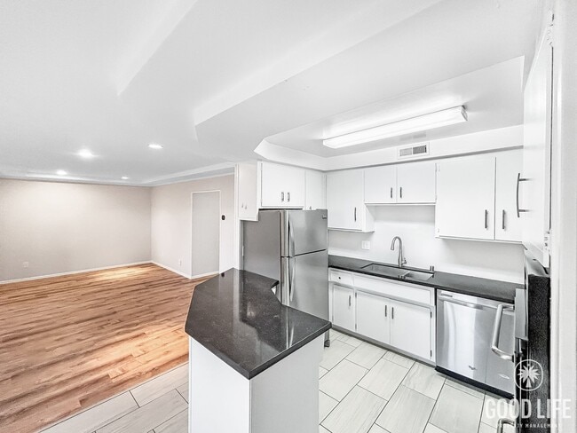 Building Photo - Stunning 2BD/2BA W/ Updated Kitchen, A/C, ...