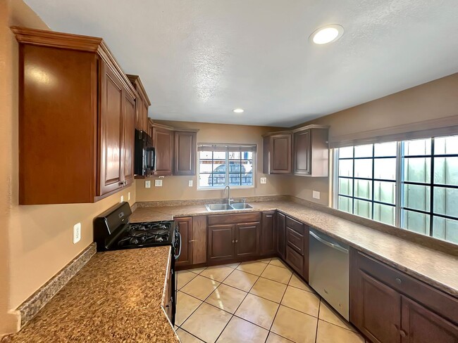 Beautiful 3B 2BA Duplex Unit w/ Balcony, W... - Beautiful 3B 2BA Duplex Townhome Unit w/ Balcony, W...
