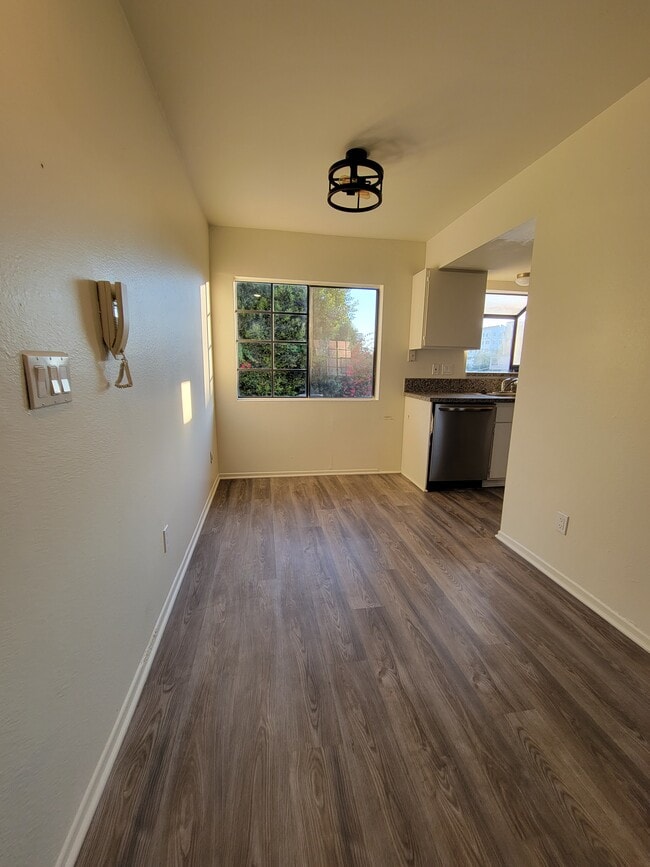 Dinging Rm - 2003 Vista Del Mar Ave Unit 5
