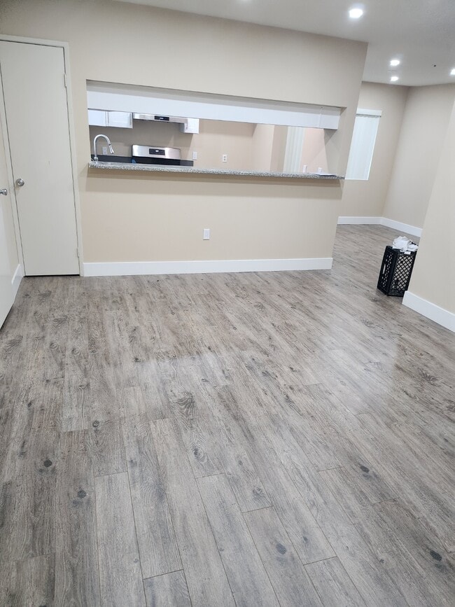 livinng room and dining area - 1030 E Palmer Ave Unit # 7