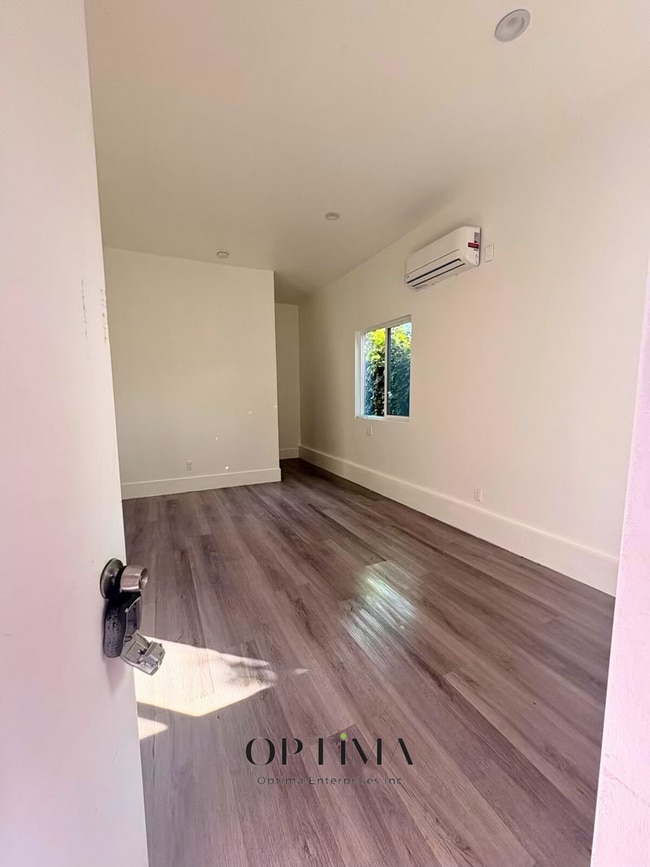 Building Photo - Private Studio Home in Lake Balboa