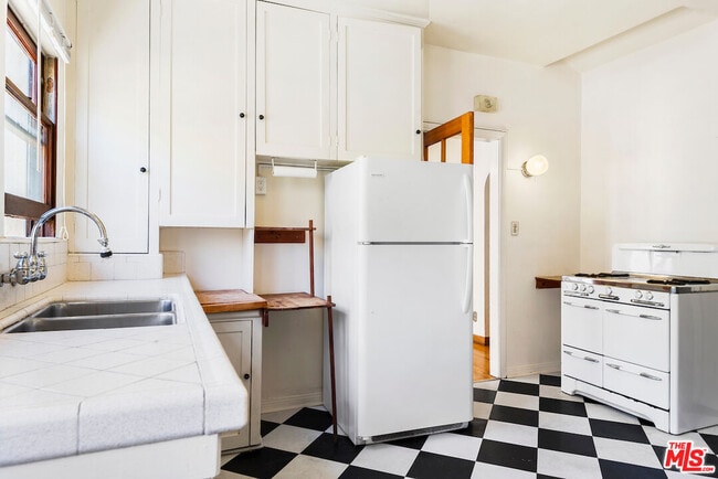 Photo - 421 1/2 N Ogden Dr