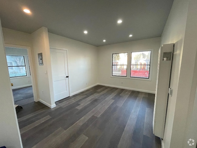 Building Photo - 2033 E 4th St Rental