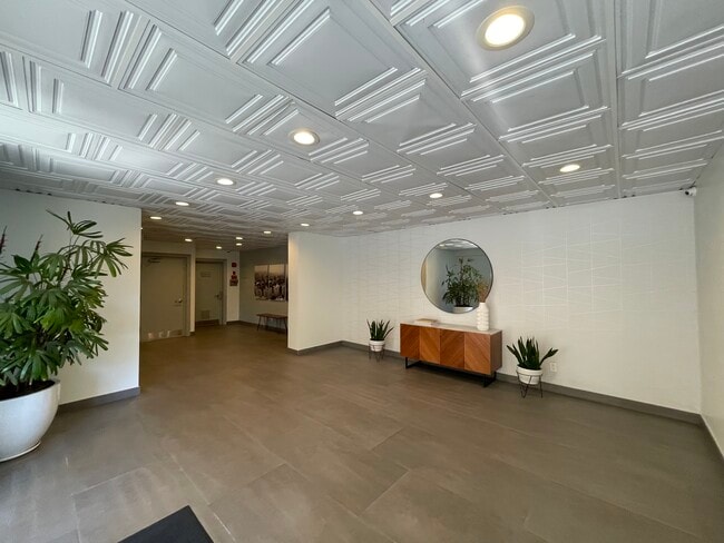 Photo - 960 Larrabee St Condo Unit 115