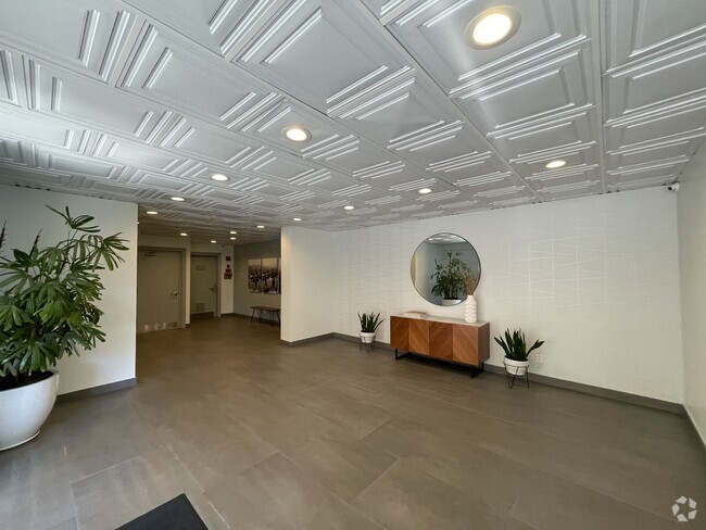 Building Photo - 960 Larrabee St Unit 115 Rental