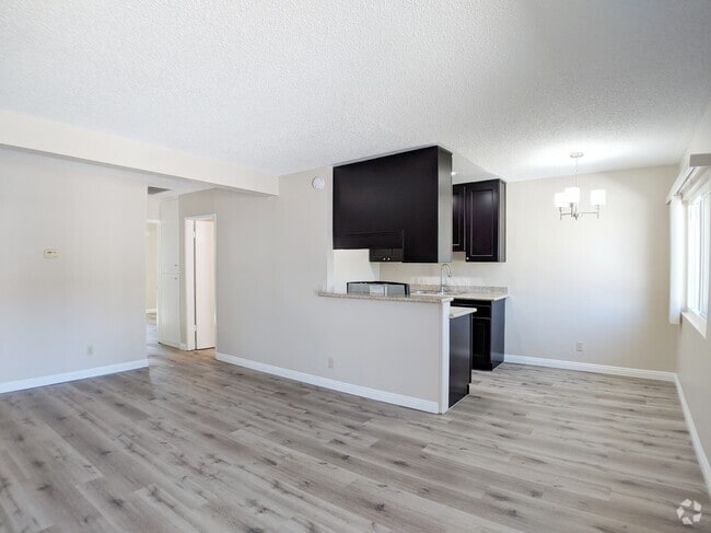 Building Photo - 2841 Montrose Ave Rental